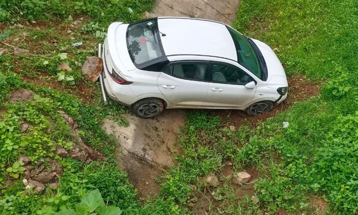 शिवपुरी में बड़ा हादसा: पुलिया से 20 फीट नीचे खाई में गिरी कार, पांचों यात्रियों की बची जान