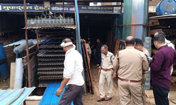 अशोकनगर में नकली कामधेनु टीन शीट का भंडाफोड़: दो दुकानों पर पुलिस की कार्रवाई, लाखों का माल जब्त