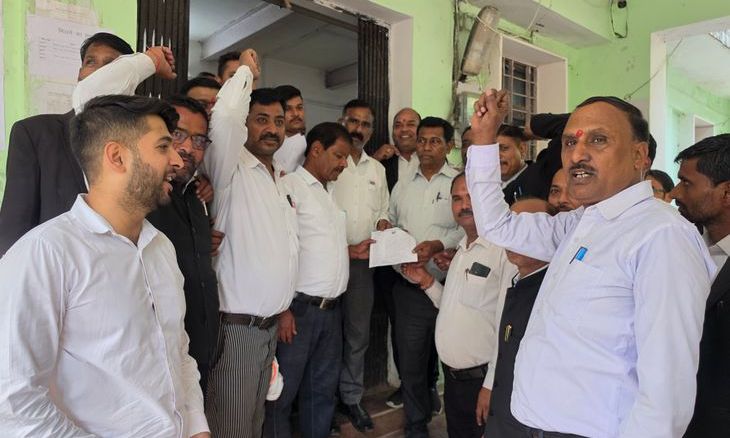 डबरा में ट्रैफिक जाम से मरीज की मौत पर भड़के वकील, प्रशासन को दी बड़े आंदोलन की चेतावनी