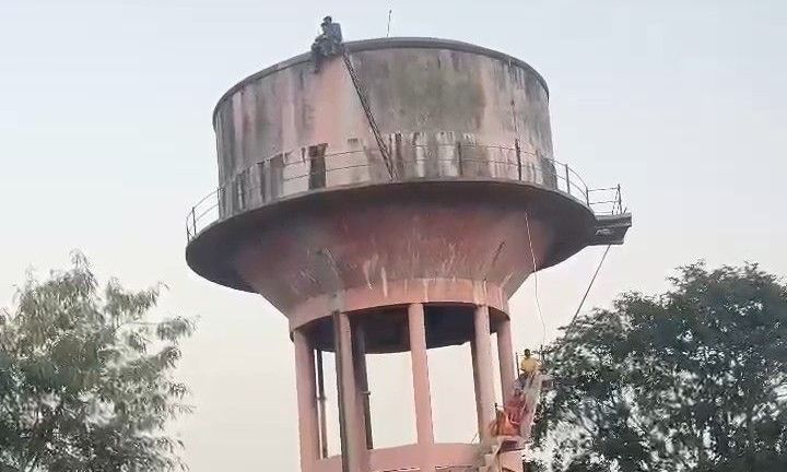 शिवपुरी के कोलारस में अतिक्रमण के विरोध में पानी की टंकी पर चढ़ा परिवार, पांच लोग बैठे धरने पर