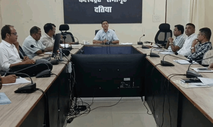 दतिया में टीएल मीटिंग के दौरान कलेक्टर और तहसीलदार में तीखी झड़प, फार्मर आईडी की पेंडेंसी पर हुआ विवाद