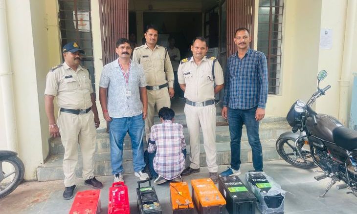 डबरा में वाहन चोर गिरफ्तार, एक लाख से अधिक की बैटरियां बरामद