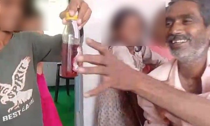 सुठारा के स्कूल में शराबी शिक्षक की करतूत: बच्चों के सामने पी बीड़ी और दिखाई बोतल, DEO ने किया सस्पेंड