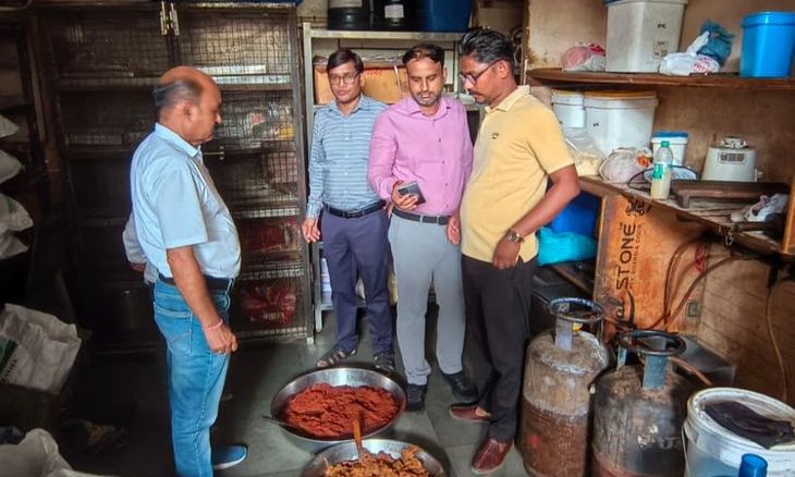 मुरैना में त्योहारी सीजन पर खाद्य विभाग की सख्ती, चार प्रतिष्ठानों से लिए गए खाद्य सैंपल