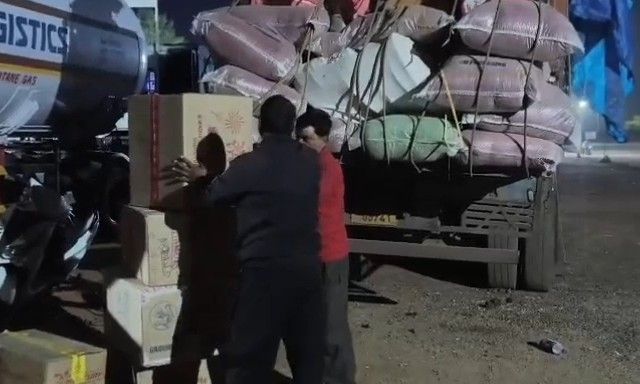 गुना में पुलिस ने पकड़ी पटाखों की अवैध खेप, किराने के सामान के बीच छिपाकर ले जाए जा रहे थे विस्फोटक