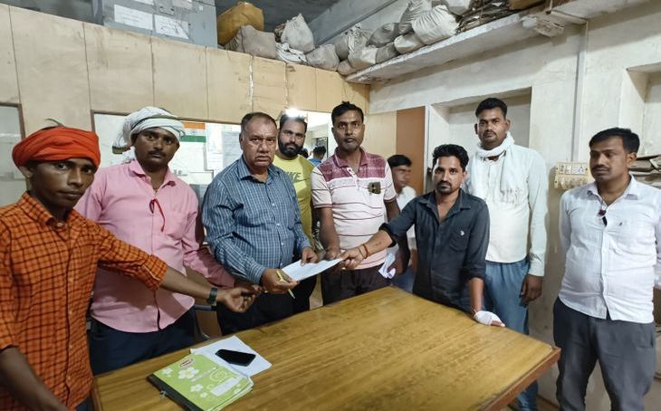 भिंड के आलमपुर में गुमटी संचालकों का प्रदर्शन, नगर परिषद पर पक्षपात का आरोप