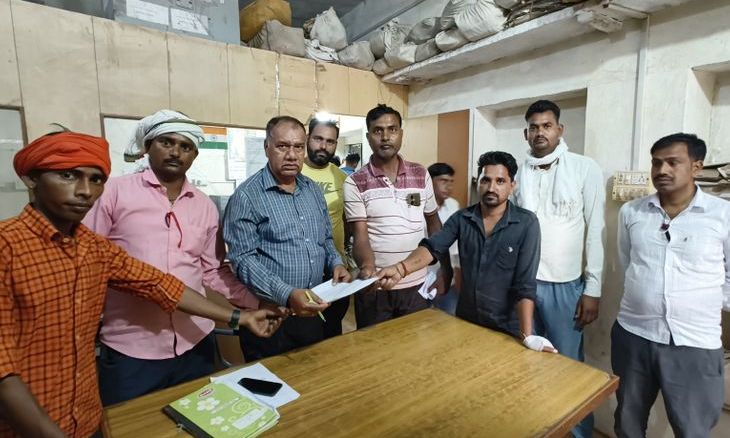भिंड के आलमपुर में गुमटी संचालकों का प्रदर्शन, नगर परिषद पर पक्षपात का आरोप