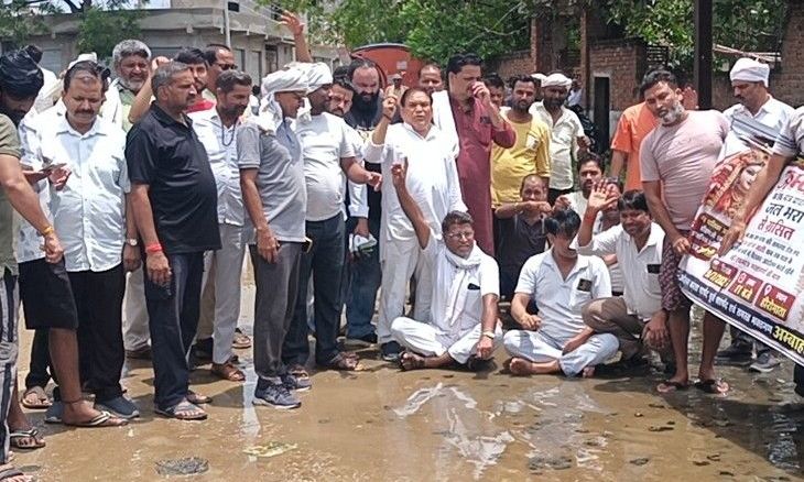 अंबाह के हीरो माता मंदिर में जलभराव पर फूटा आक्रोश, विधायक समेत सैकड़ों श्रद्धालु नाली में बैठे