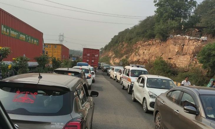 ग्वालियर-डबरा मार्ग पर जौरासी घाटी में पलटा डस्ट से भरा ट्रक, लगा भीषण जाम