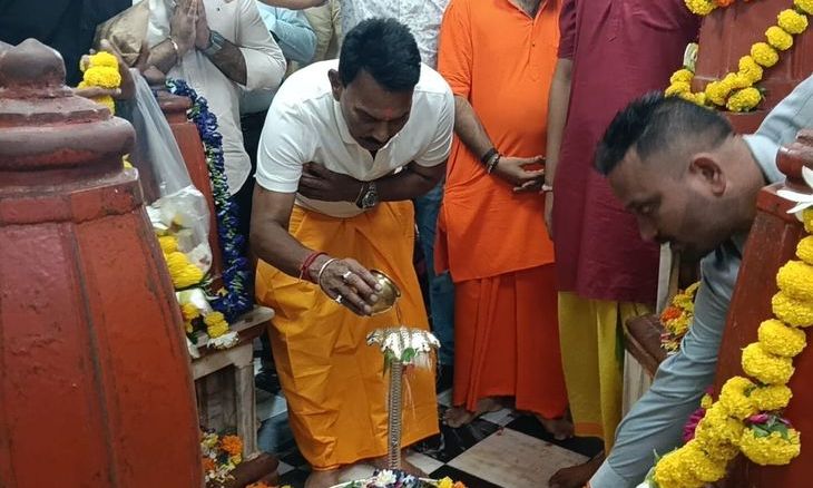 दतिया पहुंचे मंत्री तुलसी सिलावट, मां पीतांबरा पीठ में टेका मत्था