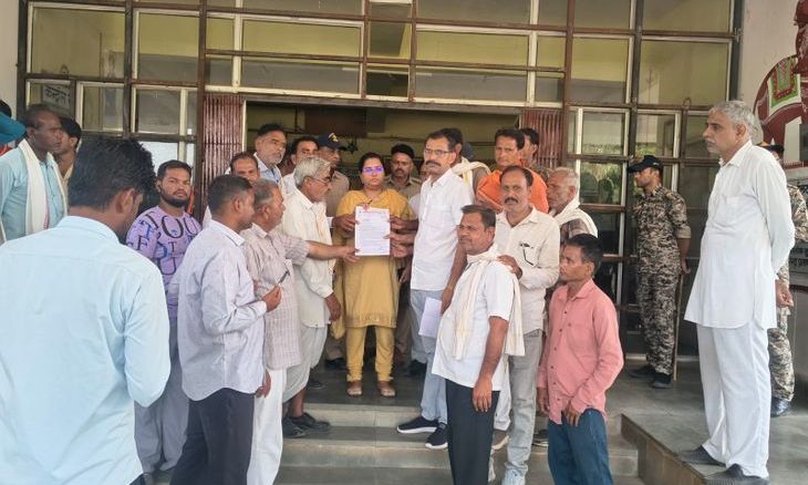 श्योपुर में किसानों का प्रदर्शन: 10 घंटे बिजली और नहरों में पानी देने की उठी मांग, प्रशासन को सौंपा ज्ञापन