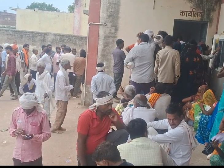 अंबाह में खाद वितरण के लिए ई-टोकन प्रणाली शुरू, किसानों को आईडी एक्टिव कराने के निर्देश
