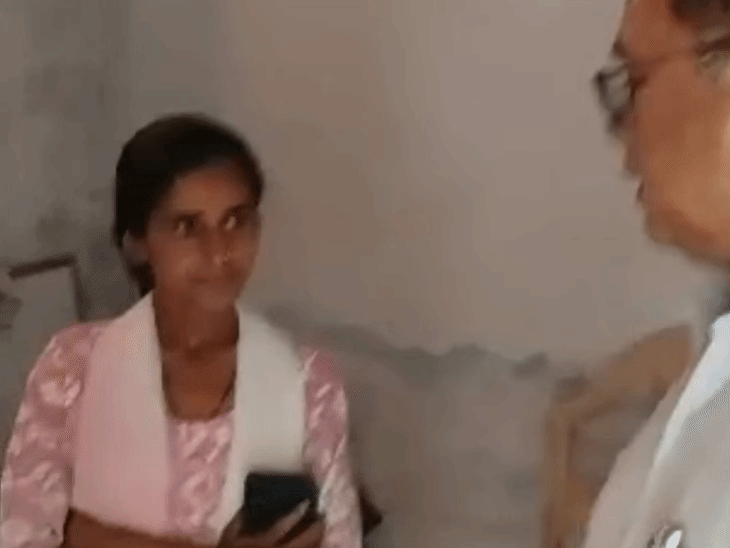 मुरैना: औचक निरीक्षण में खुली पोल, 65 हजार पाने वाले हेडमास्टर की जगह 4500 रुपए में पढ़ा रही थी प्राइवेट टीचर