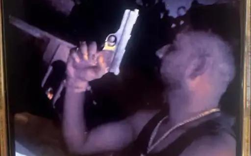 गुना में हथियारों का खुलेआम प्रदर्शन: युवक का पिस्टलों के साथ VIDEO वायरल