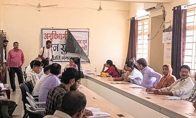 अंबाह में ग्रामीणों ने एसडीएम को सौंपा ज्ञापन, पट्टे की जमीन दर्ज कराने और रास्ते से कब्जा हटाने की लगाई गुहार