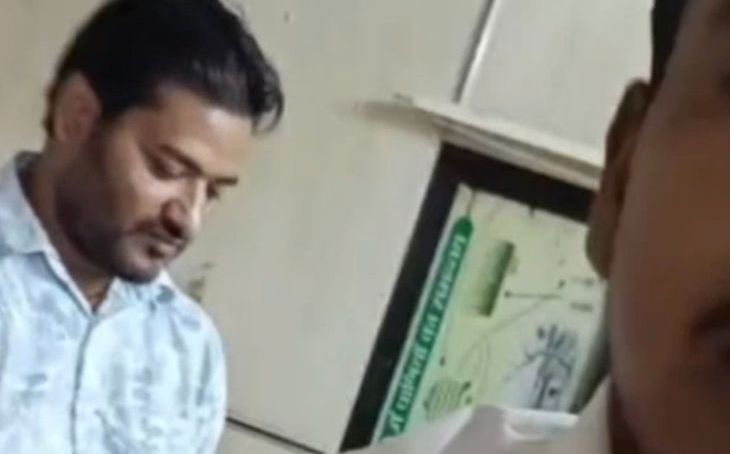 मुरैना में खाद संकट: कतार में खड़े किसानों को बिना यूरिया लौटाया, प्रभारी पर मोबाइल छीनने और उगाही का आरोप