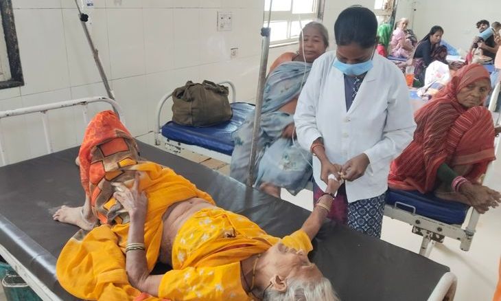 मुरैना में रिश्तों को कलंकित करने वाली घटना: जमीन हथियाने के लिए नाती ने 80 वर्षीय दादी को पीटा, कमरे में बंधक बनाया