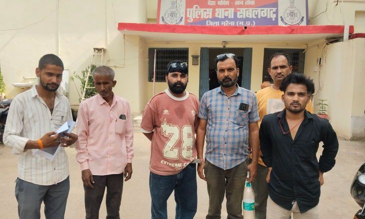 सबलगढ़ में खाद कूपन के लिए लगी भीड़ में किसानों के साथ ठगी, एक आरोपी पकड़ाया