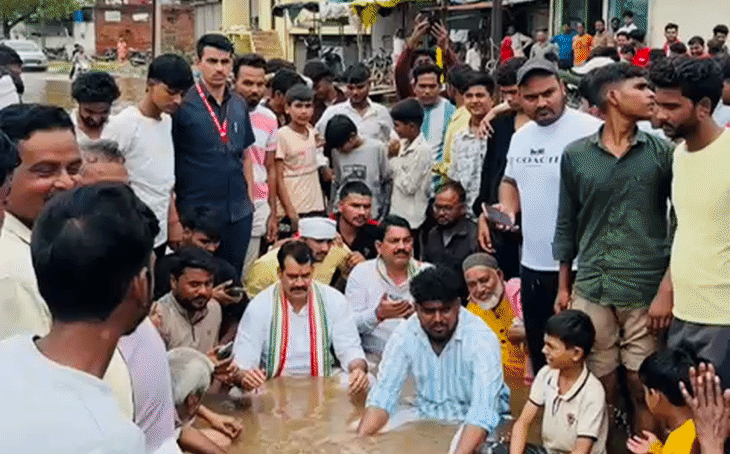 ग्वालियर में बारिश का तांडव: घुटनों तक भरे पानी के बीच सड़क पर बैठे विधायक, नगर निगम के खिलाफ खोला मोर्चा