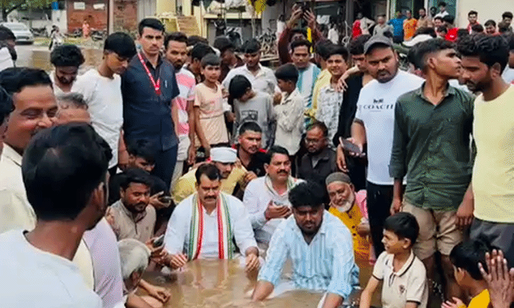 ग्वालियर में बारिश का तांडव: घुटनों तक भरे पानी के बीच सड़क पर बैठे विधायक, नगर निगम के खिलाफ खोला मोर्चा