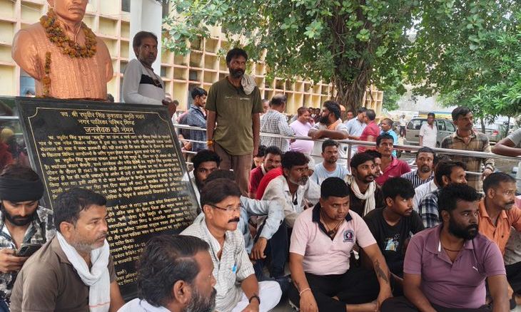 भिंड में सफाई कर्मियों का धरना तीसरे दिन भी जारी, चेतावनी- मांगें न मानी गईं तो होगा कलेक्ट्रेट का घेराव