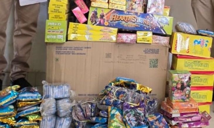 मुरैना में दीपावली से पहले पुलिस की बड़ी कार्रवाई, 45 हजार के अवैध पटाखे जब्त और दो गिरफ्तार
