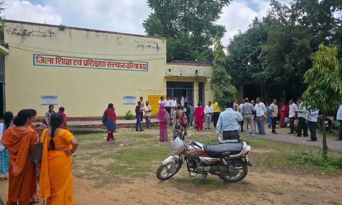 दतिया डाइट में एफएलएन प्रशिक्षण के दौरान हड़कंप, हॉल में गोयरा और बिजली बॉक्स में मिला कोबरा