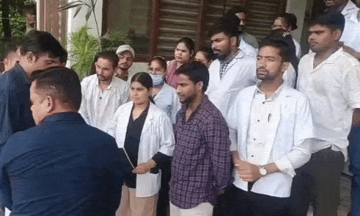 भिंड में नर्सिंग छात्रों का फूटा गुस्सा, छह साल बाद भी परिणाम न आने पर तहसीलदार को सौंपा ज्ञापन