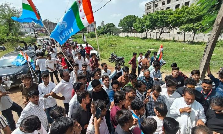 अशोकनगर: नेहरू पीजी कॉलेज में राजनीति और छात्र उत्पीड़न के खिलाफ एनएसयूआई का प्रदर्शन