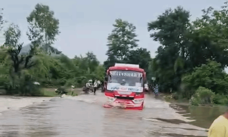 अशोकनगर: चंदेरी में उफनती पुलिया पर ड्राइवर की बड़ी लापरवाही, पानी के तेज बहाव के बीच से निकाली बस