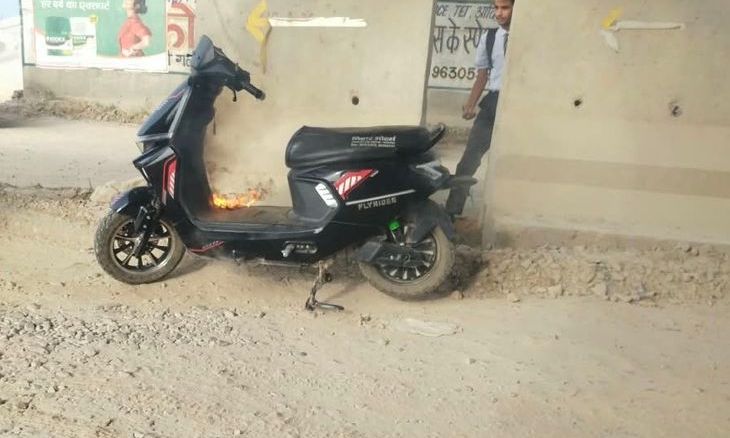 अंबाह के नए बाईपास पर चलती ई-स्कूटी में अचानक लगी आग, छात्र ने कूदकर बचाई अपनी जान