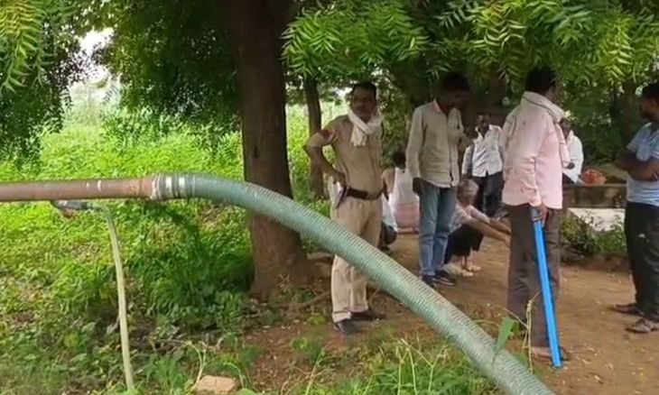 अंबाह में चिरपुरा रोड के पास पेड़ से लटका मिला अज्ञात युवक का शव, क्षेत्र में फैली सनसनी