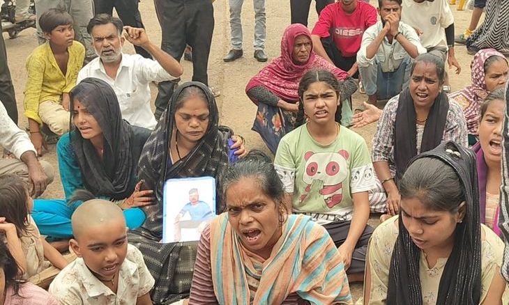अशोकनगर हत्याकांड: अभिषेक कुशवाह के परिजनों ने कलेक्ट्रेट पहुंचकर की आरोपियों पर बुलडोजर कार्रवाई की मांग