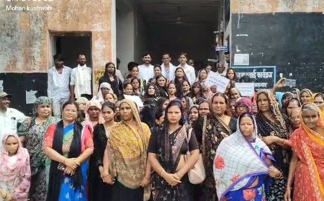 शिवपुरी: नरवर में आंगनबाड़ी कार्यकर्ताओं का प्रदर्शन, 20 सूत्रीय मांगों पर सरकार को दी चेतावनी