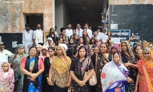 शिवपुरी: नरवर में आंगनबाड़ी कार्यकर्ताओं का प्रदर्शन, 20 सूत्रीय मांगों पर सरकार को दी चेतावनी
