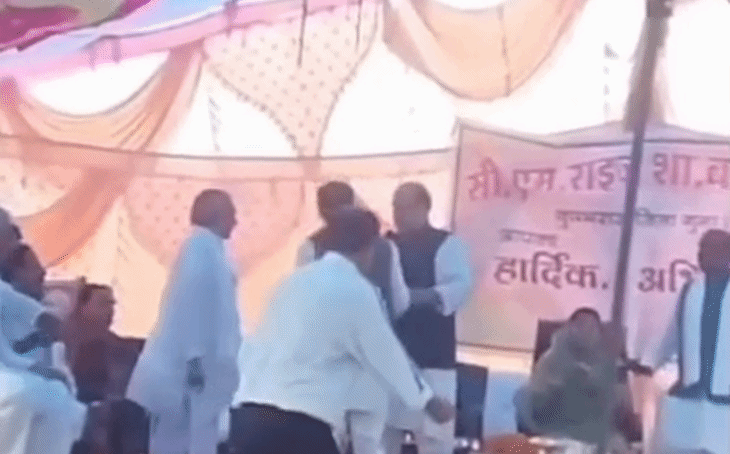 गुना के सीएम राइज स्कूल में स्वतंत्रता दिवस पर हंगामा, मंच पर भिड़े भाजपा और कांग्रेस नेता