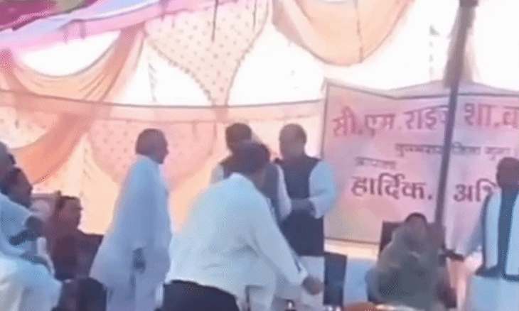 गुना के सीएम राइज स्कूल में स्वतंत्रता दिवस पर हंगामा, मंच पर भिड़े भाजपा और कांग्रेस नेता