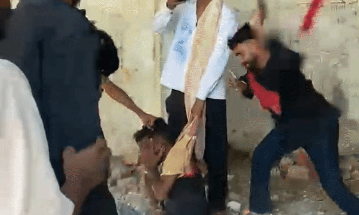 ग्वालियर-डबरा में मारपीट के दो वीडियो वायरल: एक जगह युवक को चप्पलों से पीटा, तो दूसरी तरफ वेयरहाउस ऑपरेटर पर हमला