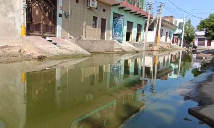 धौलपुर: लीला विहार और कृष्णा विहार में खुले सीवर चैंबर बने मौत का जाल, जलभराव से राहगीर बेहाल