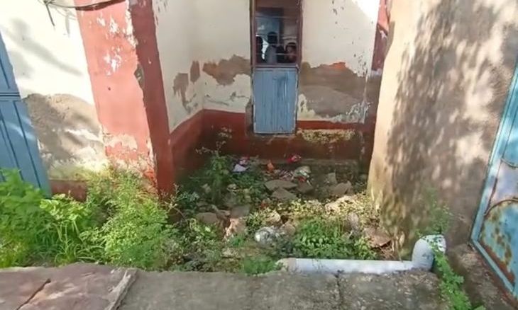 डबरा के कल्याणी पंचायत स्कूल में जान जोखिम में डालकर पढ़ रहे बच्चे, जर्जर भवन और जलभराव बना बड़ी चुनौती
