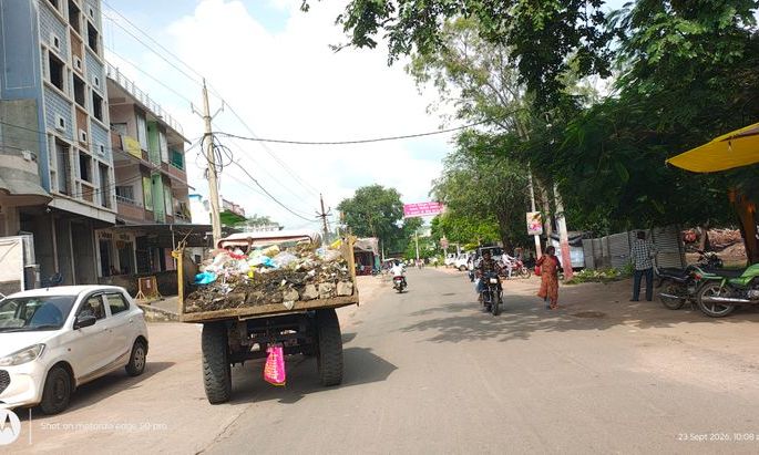चंदेरी में खुले ट्रैक्टर-ट्रॉली से हो रहा कचरा परिवहन, सड़कों पर बिखर रही गंदगी से लोग परेशान
