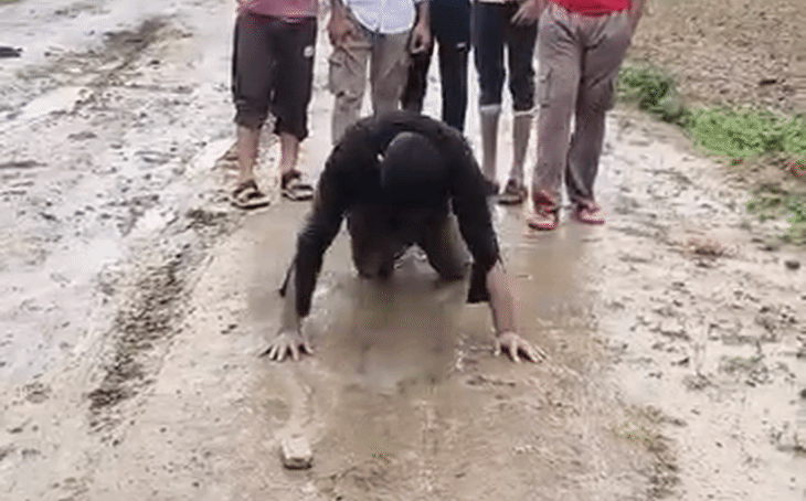 मुरैना: सड़क की मांग पर युवक की दंडवत यात्रा समाप्त, सांसद के आश्वासन के बाद आंदोलन खत्म