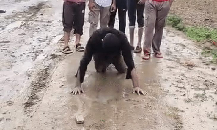 मुरैना: सड़क की मांग पर युवक की दंडवत यात्रा समाप्त, सांसद के आश्वासन के बाद आंदोलन खत्म