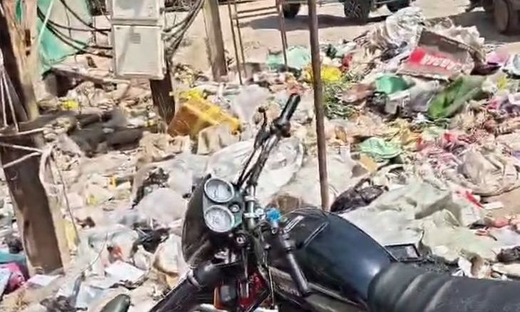 डबरा में पार्षदों पर कार्रवाई का असर: सफाई कर्मचारियों की हड़ताल से शहर में लगे कचरे के ढेर