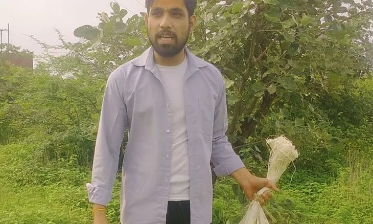दतिया में घर के बेडरूम तक पहुंचा नौ फीट का अजगर, मदद न मिलने पर युवक ने खुद संभाला मोर्चा