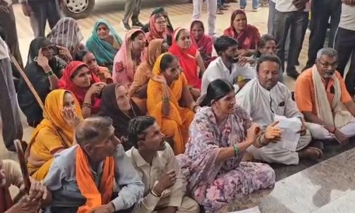 गुना कलेक्ट्रेट पर वार्ड 25 के लोगों का प्रदर्शन, क्षेत्र से बाहर बताने पर भड़के रहवासी