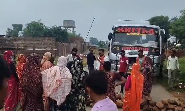 शिवपुरी में शराब दुकान हटाने की मांग पर ग्रामीणों का हंगामा, खोड़-सिरसौद मार्ग पर किया चक्काजाम