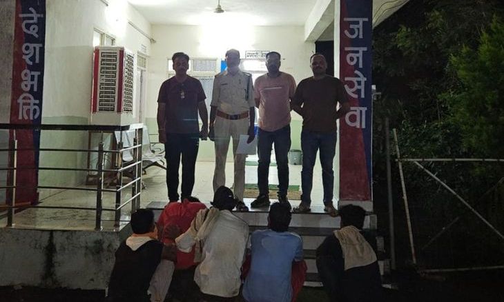गुना में पुलिस की ताबड़तोड़ कार्रवाई: तीन थानों की हद में जुआ खेलते 13 शख्स धरे गए, दो मौके से भागे