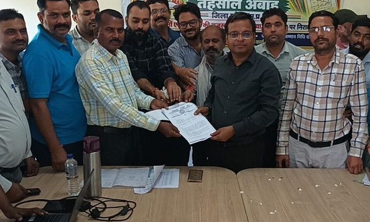 अंबाह में पटवारियों की कलमबंद हड़ताल शुरू, कार्रवाई वापस लेने की उठी मांग