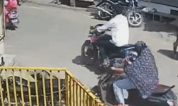दतिया में मंदिर के बाहर खुली नाली में पलटी स्कूटी, बाल-बाल बची युवती